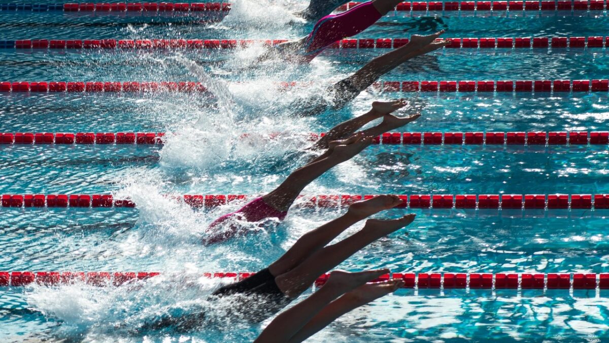 Nuoto, quale stile scegliere per bruciare più calorie. Da non credere!