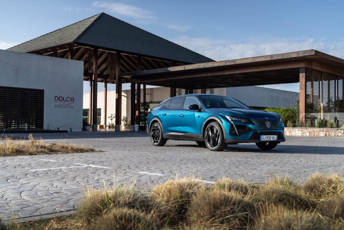 Galleria foto 'DS 4 vs Peugeot 408, Sfida tra Coupé a ruote alte!' - foto 3