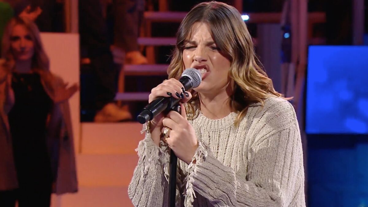 Emma Marrone ad Amici fa discutere: il Maglione strappato costa un occhio della testa