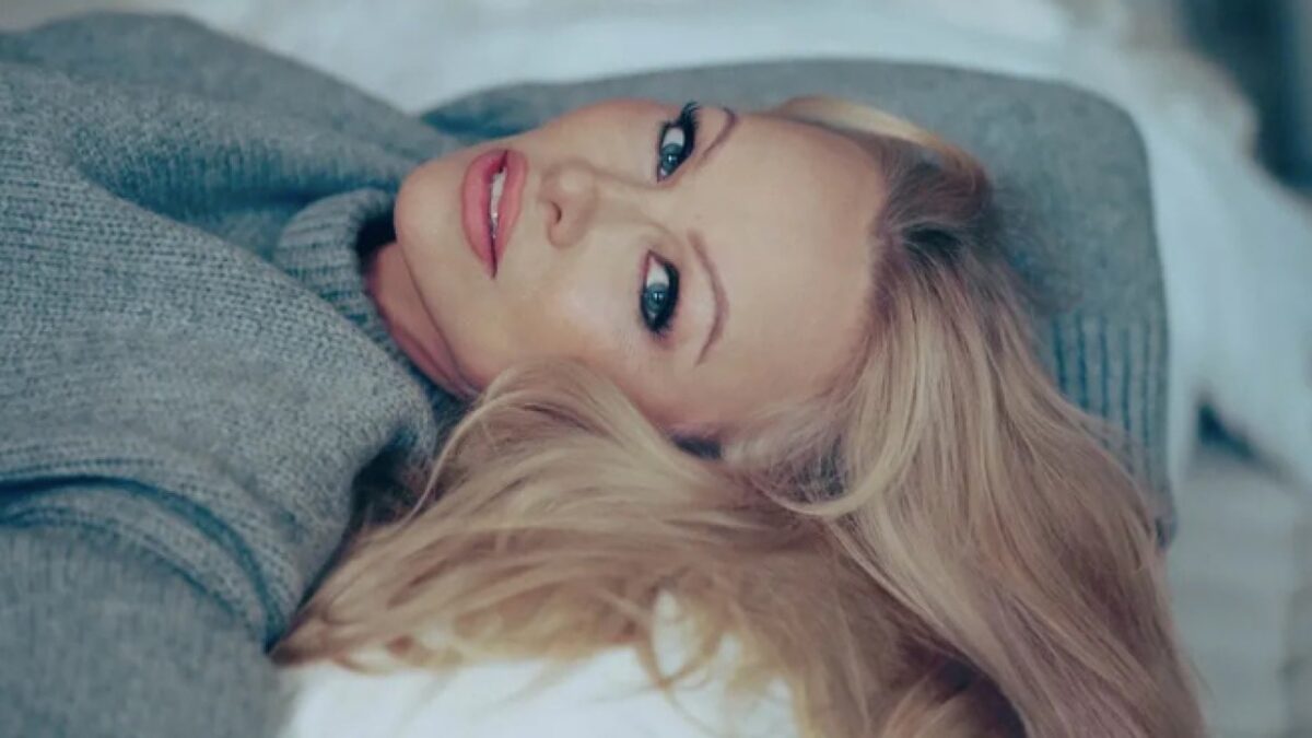 Pamela Anderson irriconoscibile, completamente senza make-up alla sfilata di Victoria Beckham