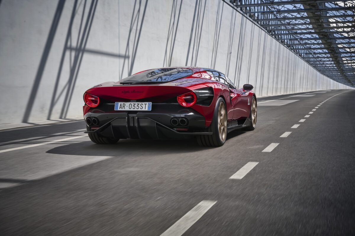 Galleria foto 'Maserati MC20 vs Alfa Romeo 33 Stradale: qual è la Sportiva migliore?' - foto 1