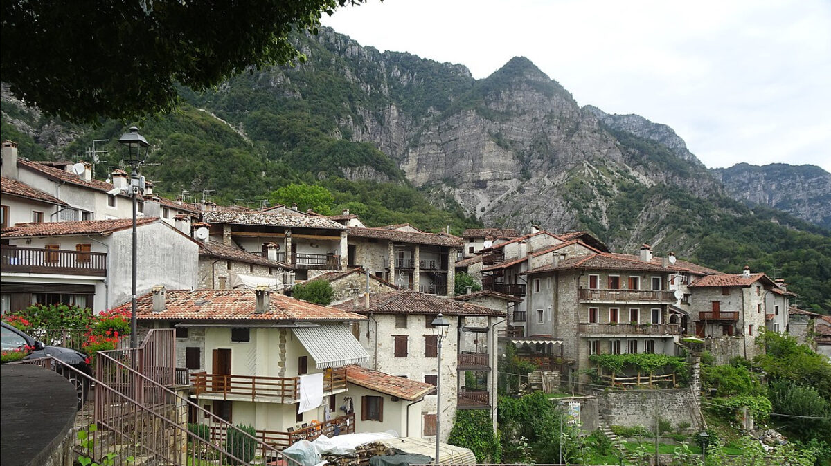 Questo piccolo Borgo del Friuli Venezia Giulia è un paradiso Autunnale