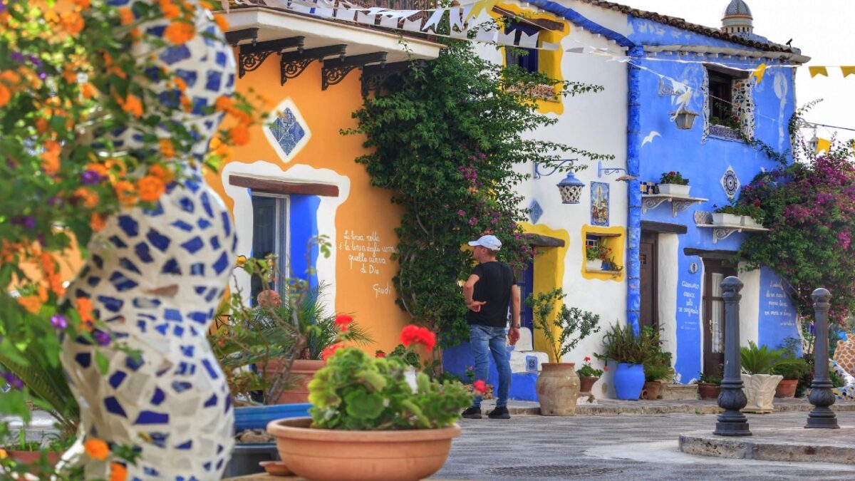 In questo Borgo colorato a due passi da Palermo sembra di stare in una Fiaba. Che incanto!