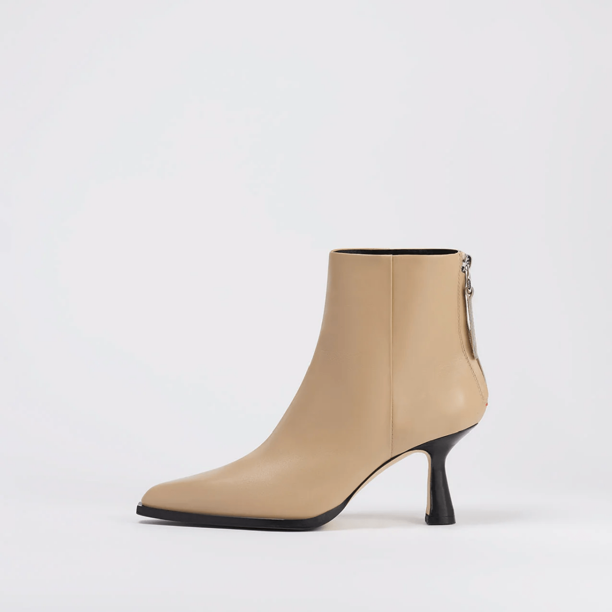 Galleria foto 'Beige is the new black: i capi e i accessori nel colore più chic di stagione' - foto 1