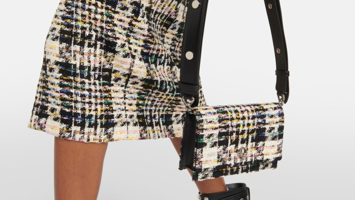 Tweed mania, 7 accessori realizzati nel tessuto più trendy di stagione!