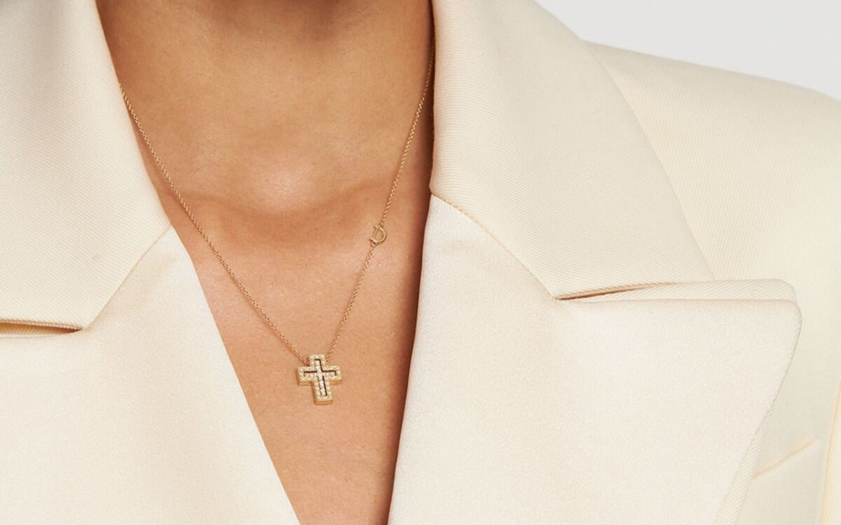 Collana con croce: un gioiello cult anni ’80 è tornato di moda