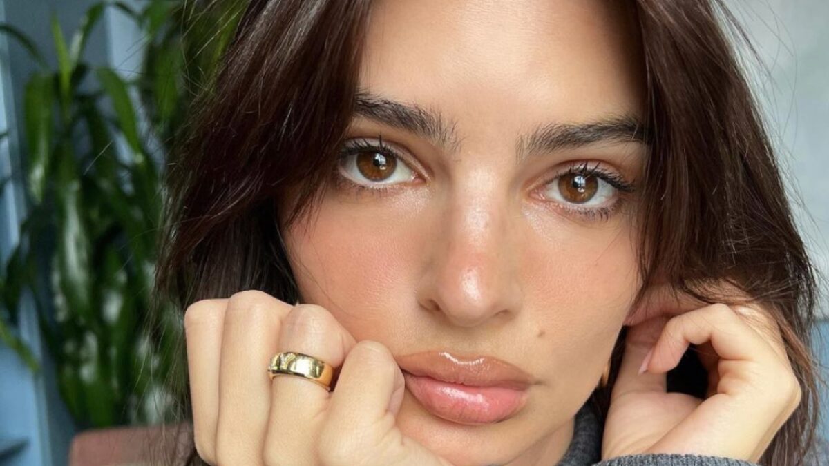 Emily Ratajkowski posa per Vogue Australia, tra Oro e sensualità (FOTO)