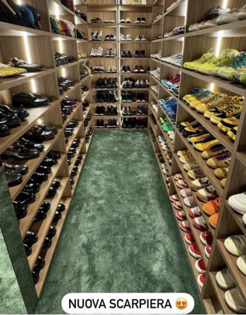 Galleria foto 'Fedez mostra la stanza dedicata alla sua collezione di Scarpe super lusso!' - foto 1