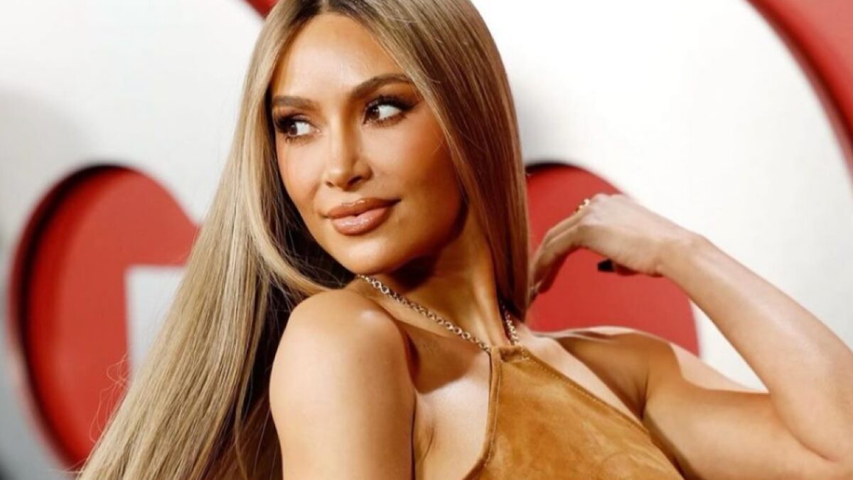 Kim Kardashian mostra la tavola imbandita per il Ringraziamento, spunta il dettaglio Deluxe