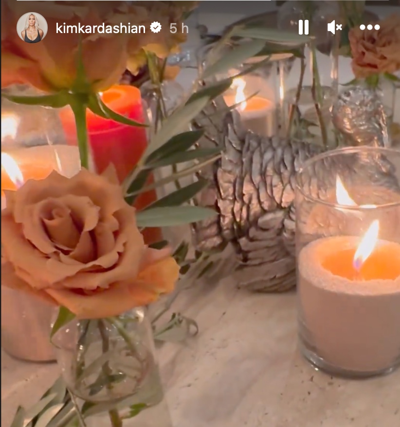 Galleria foto 'Kim Kardashian mostra la tavola imbandita per il Ringraziamento, spunta il dettaglio Deluxe' - foto 1