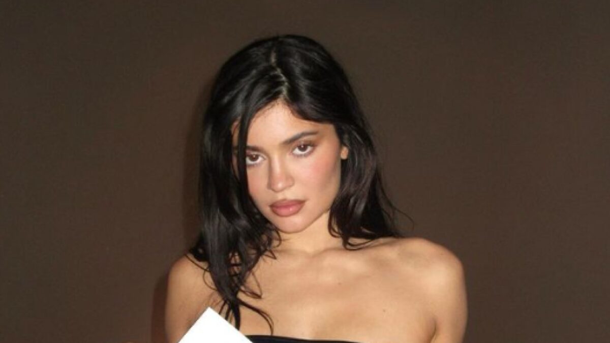 Kylie Jenner ritira il prestigioso premio in Ferragamo, che Lusso