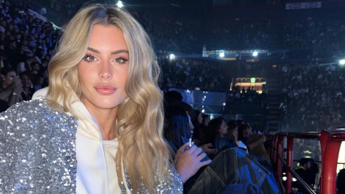 Sophie Codegoni con gli accessori Yves Saint Laurent, look deluxe