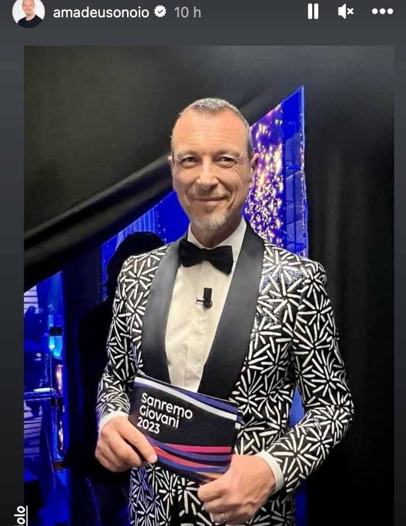 Galleria foto 'Amadeus torna sul palco del Festival di Sanremo con il lussuoso completo Gai Mattiolo' - foto 1