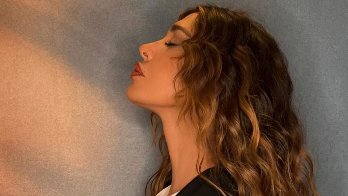 Belen Rodriguez indossa le Scarpe griffate che costano un occhio della testa, guarda