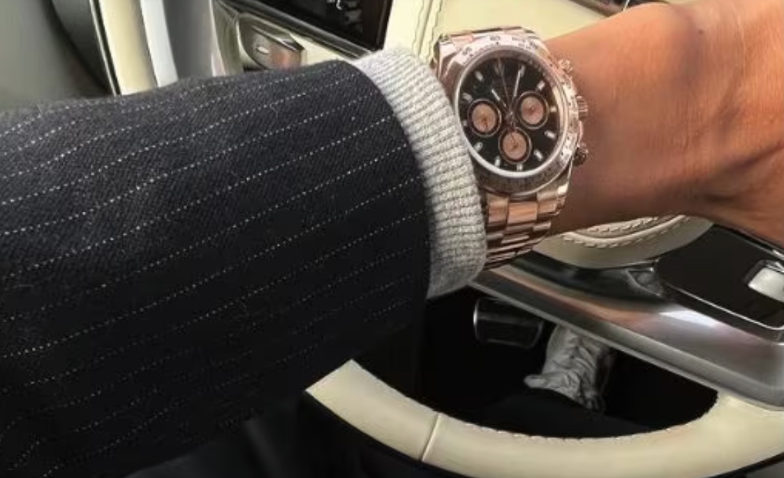 Galleria foto 'Belen Rodriguez sfoggia il Rolex in oro rosa che costa un patrimonio!' - foto 1