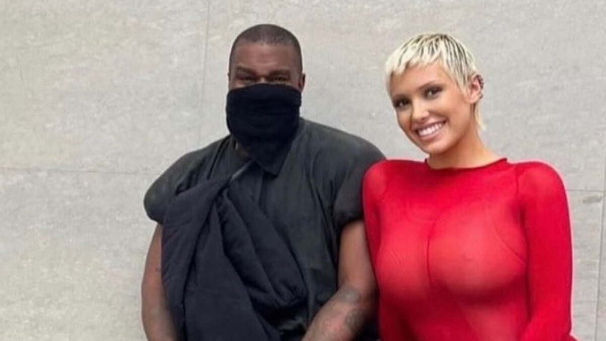 Bianca Censori dà (ancora) scandalo, la moglie di Kanye West esce di casa coperta solo da un peluche!
