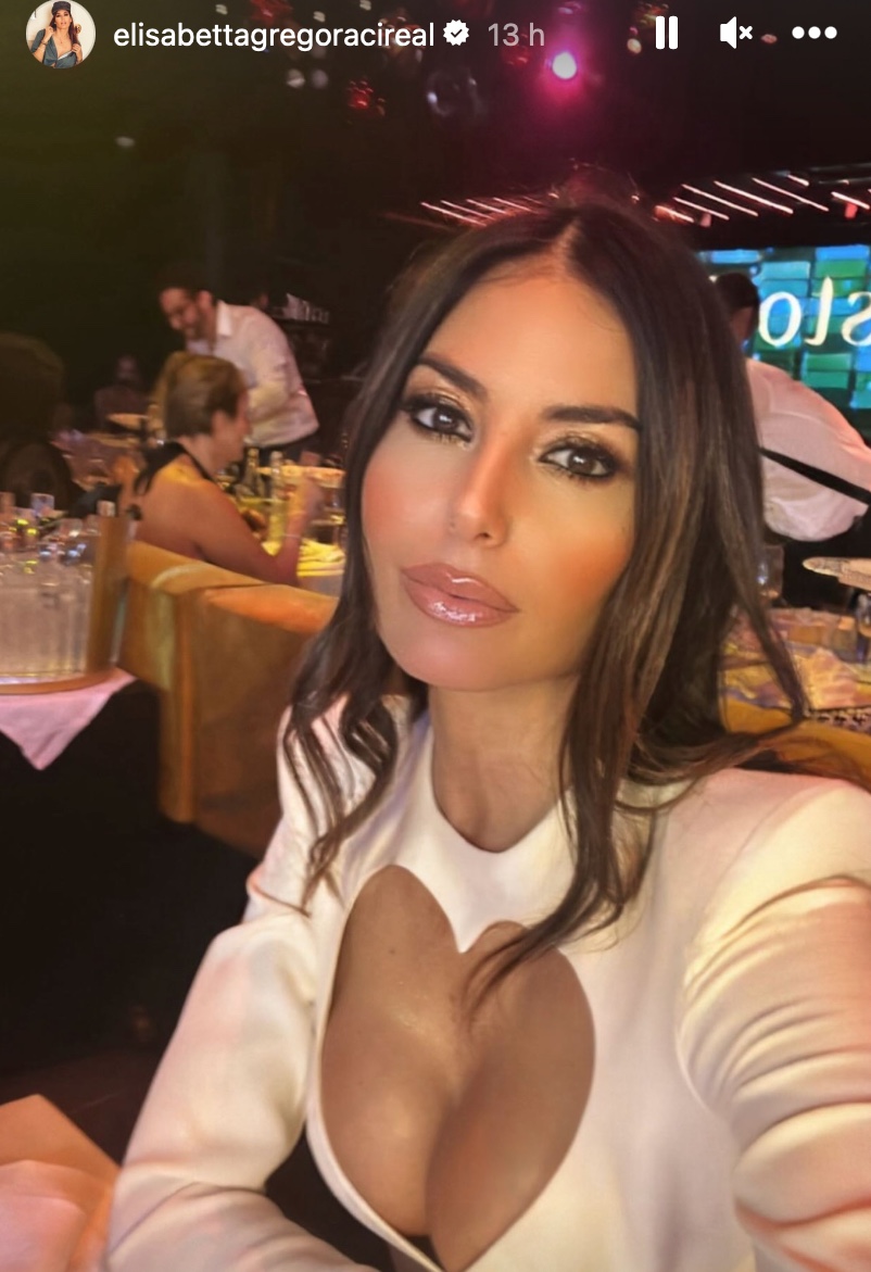Galleria foto 'Elisabetta Gregoraci super sexy con l’abito con Maxi scollatura, non è per tutte le tasche' - foto 1
