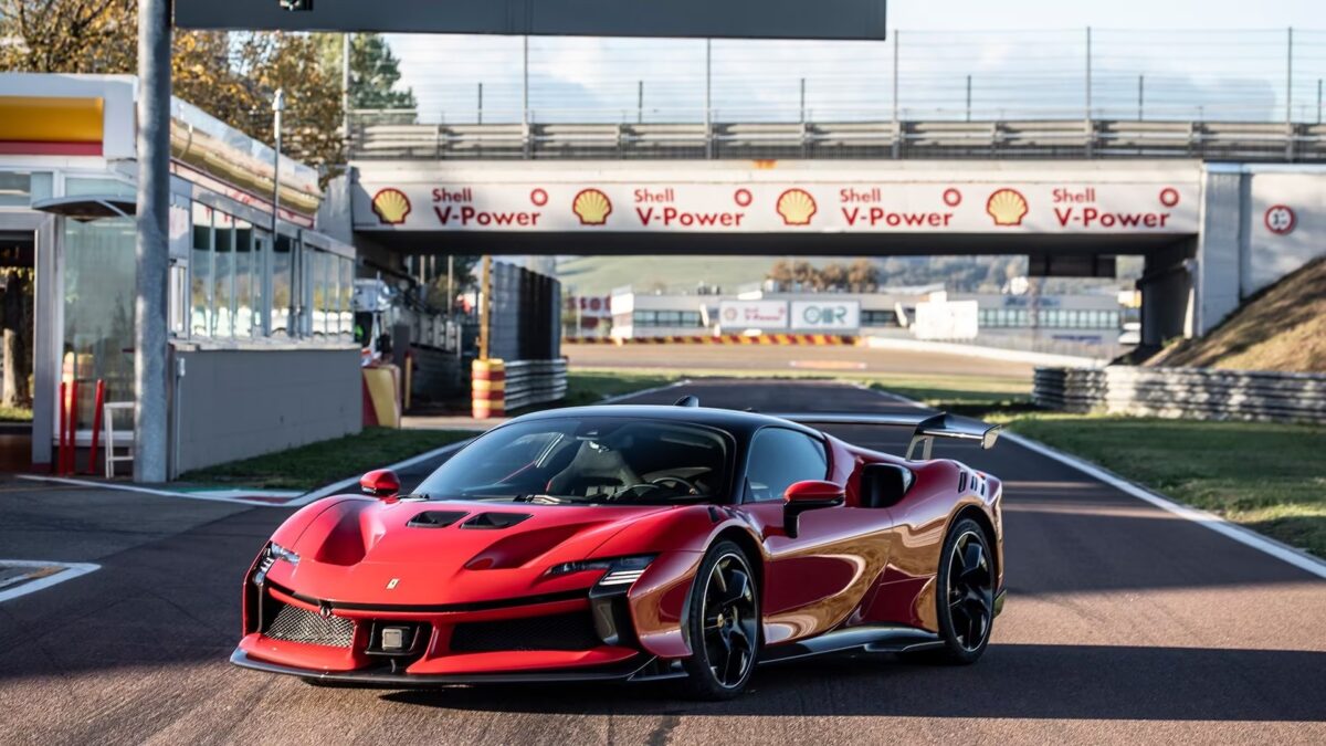 La nuova Ferrari SF90 XX Stradale è la Rossa più veloce di sempre. Fa paura!