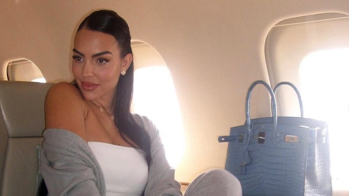 Georgina Rodriguez con la Collana deluxe e l’immancabile Hermès, per il suo look non bada a spese