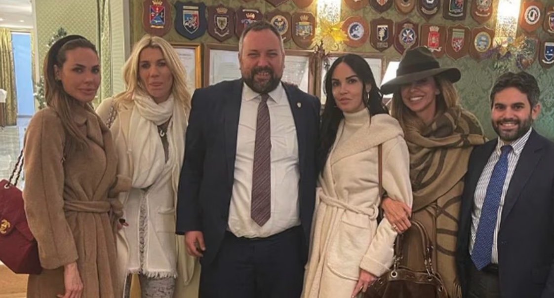 Galleria foto 'Ilary Blasi festeggia con le Amiche e una Borsa super lussuosa (FOTO)' - foto 1
