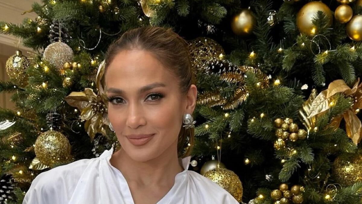 Jennifer Lopez indossa i sandali deluxe di Gucci ed è pronta per il Natale