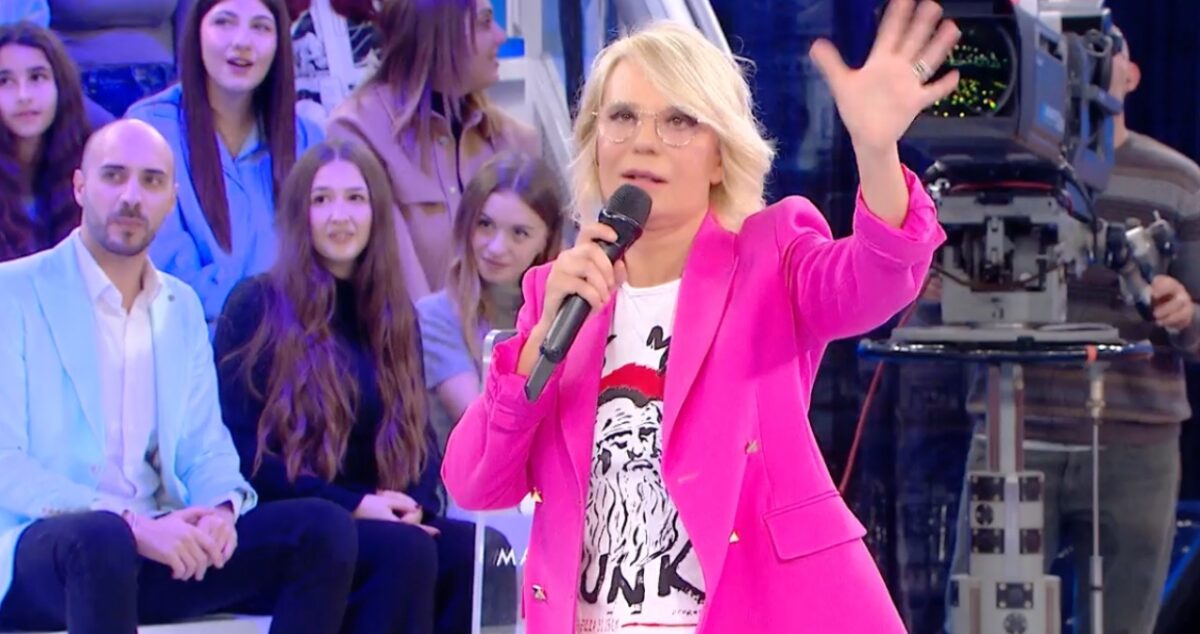 Maria De Filippi sceglie il completo Maison Valentino che costa un occhio della testa, guarda