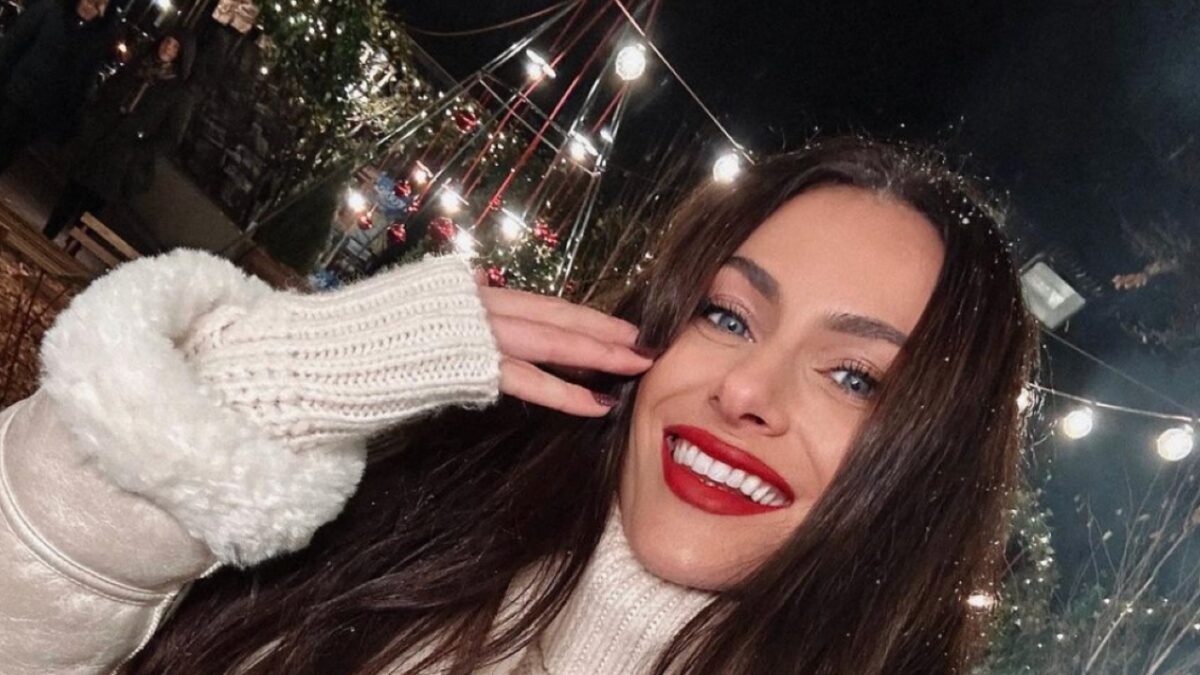 Paola Turani con il Look Total White e gli Stivali più costosi del momento (FOTO)