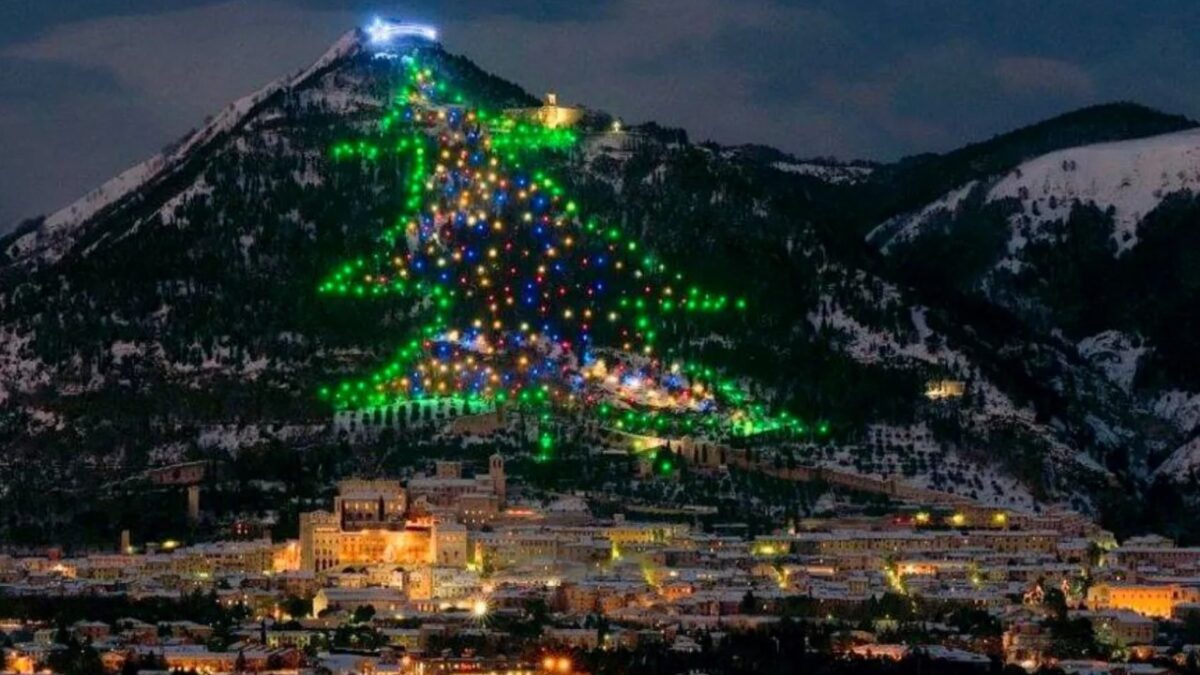 L’albero di Natale più grande del mondo sorge in questo incantevole Borgo Umbro…