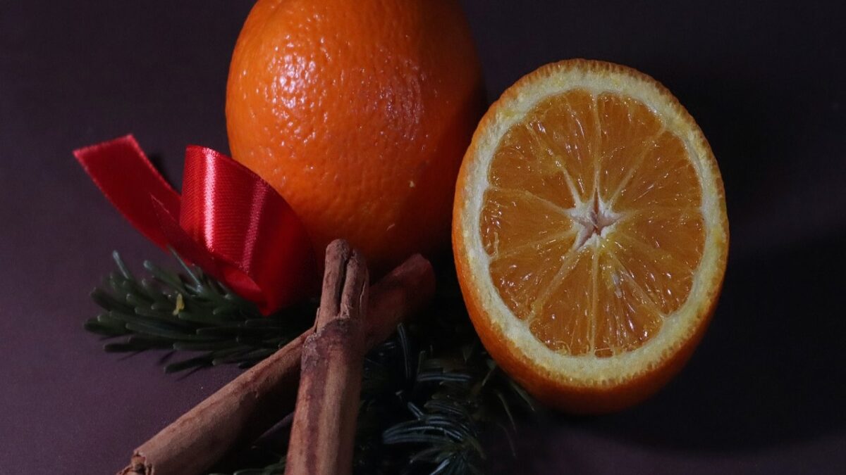 Arancia e cannella: 5 profumi perfetti da indossare a dicembre