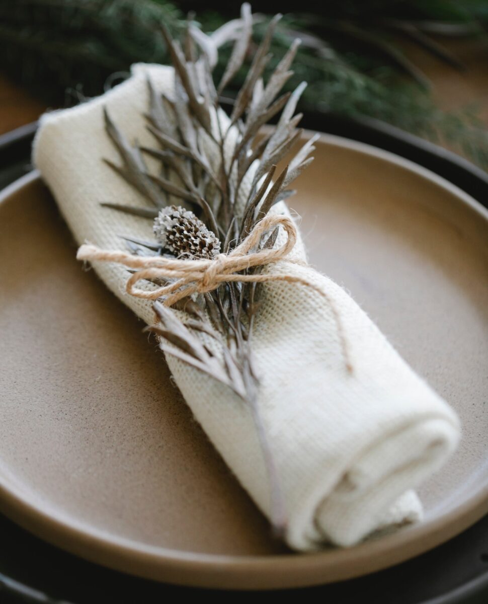 Galleria foto 'Le idee creative più belle per decorare la tavola di Natale usando solo ciò che trovi in giardino!' - foto 4