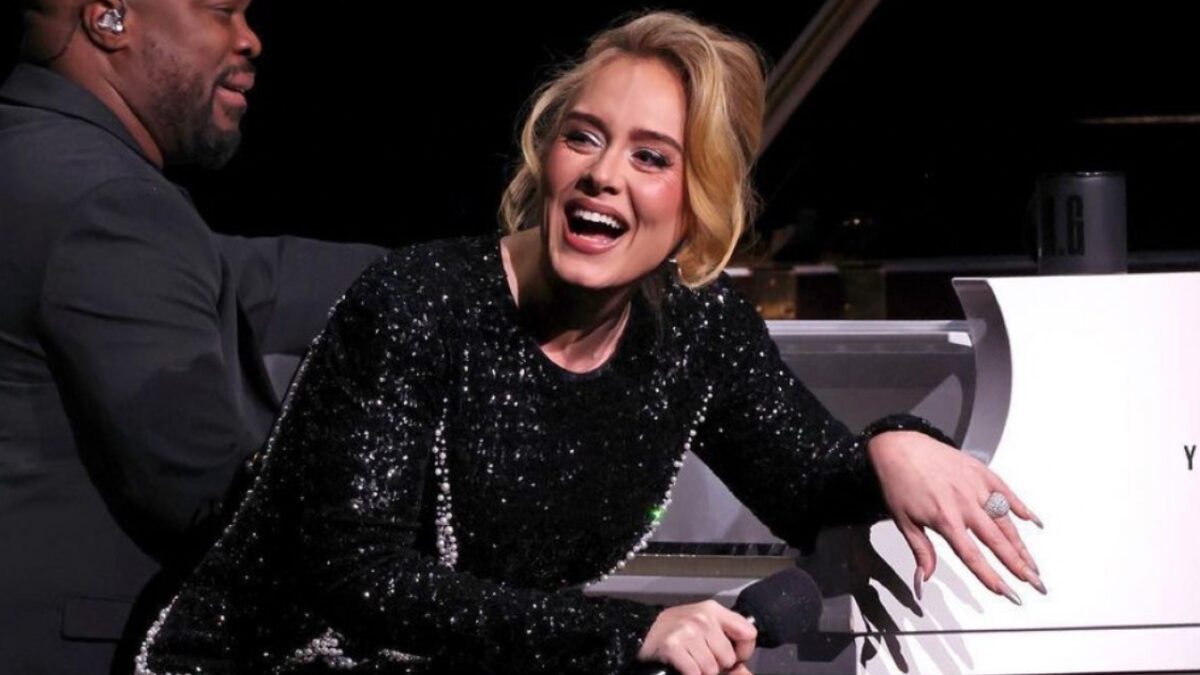 Adele infiamma Las Vegas con l’abito tempestato di Cristalli, che lusso!