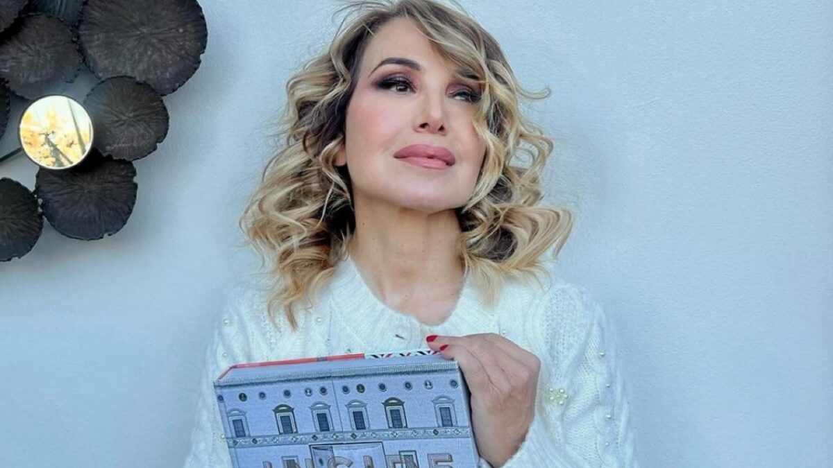 Barbara d’Urso sfoggia le décolleté griffate più sexy del momento, quanto costano?