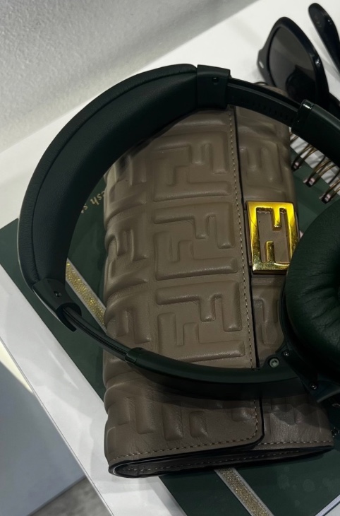 Galleria foto 'Belen Rodriguez sfoggia la borsa lussuosa e glamour firmata Fendi' - foto 1