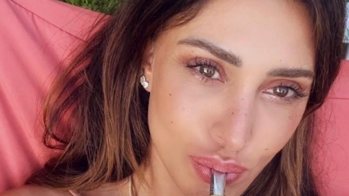 Belen Rodriguez sfoggia la borsa lussuosa e glamour firmata Fendi