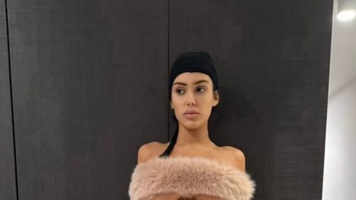 Bianca Censori senza pantaloni, l’ultima provocazione di Kanye West è da brividi