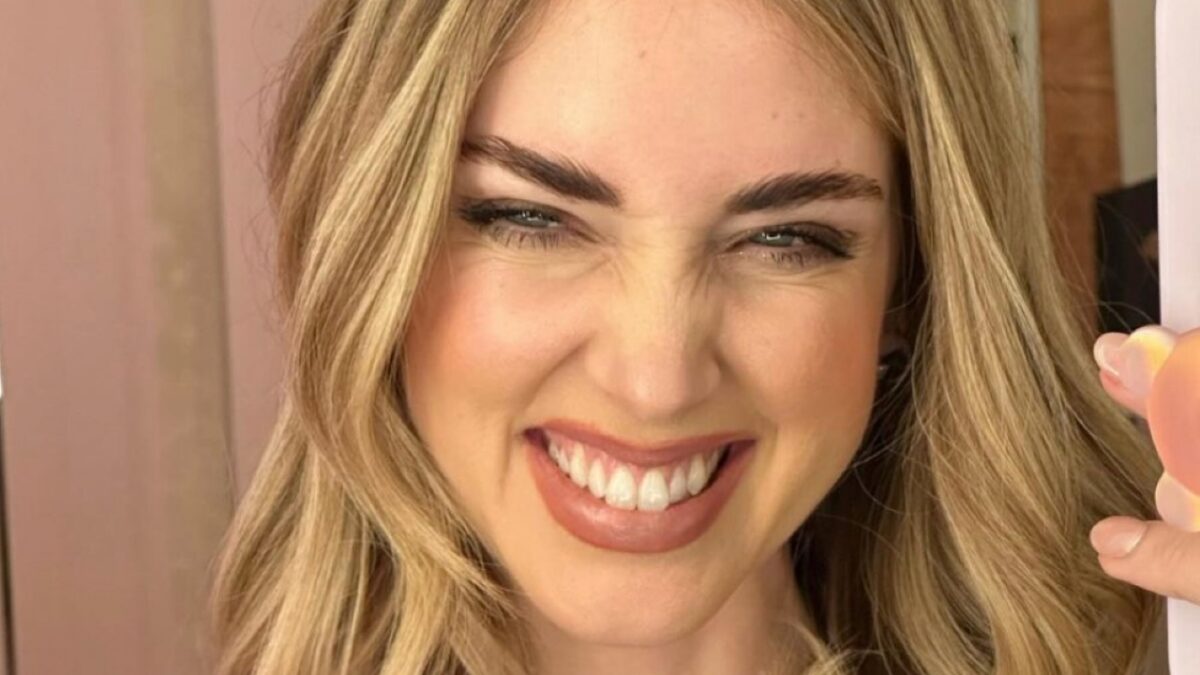 Chiara Ferragni torna a mostrare Look griffati, indossa capi dal valore di oltre 8mila euro