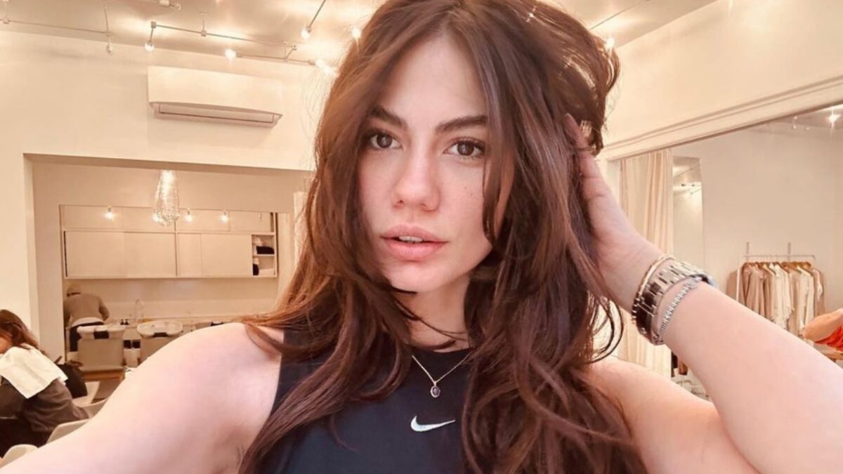 Demet Ozdemir nella Limousine con l’accessorio prezioso Bottega Veneta