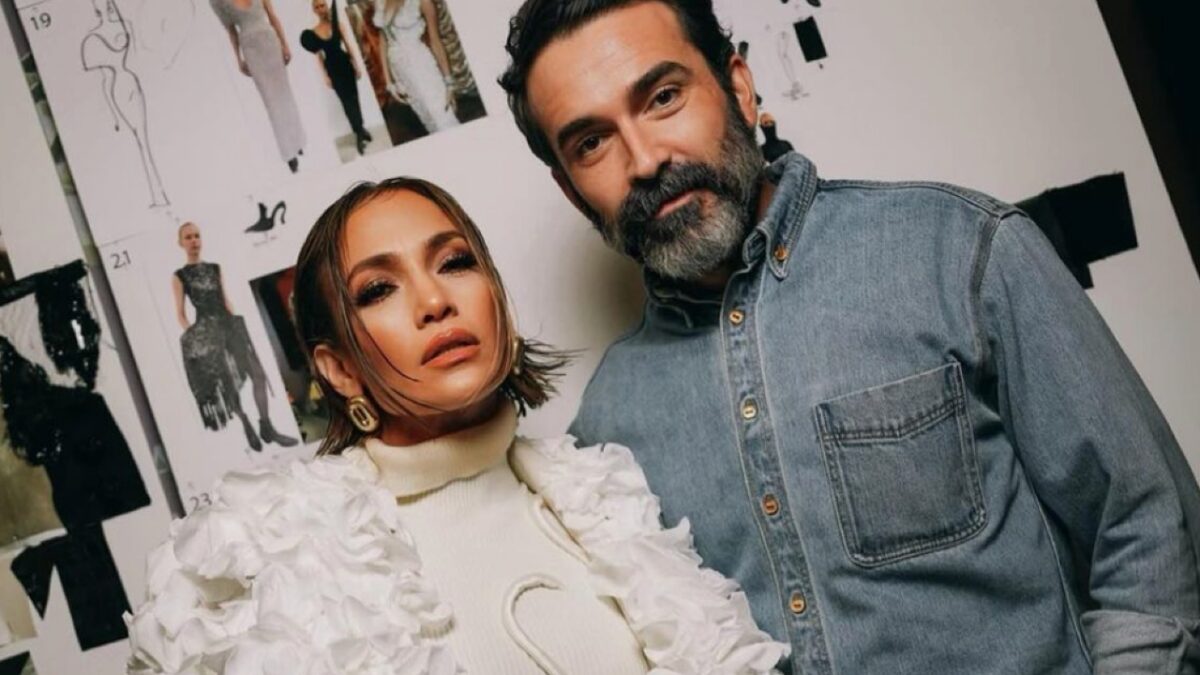 JLo, alla sfilata Schiaparelli con il cappotto composto da 7mila petali di vere rose: lusso d’alta moda!