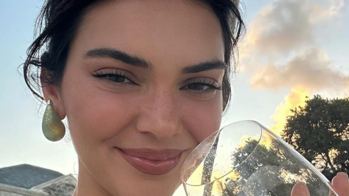 Kendall Jenner sceglie una meta tropicale, tra lusso e un abito trasparente che rivela tutto