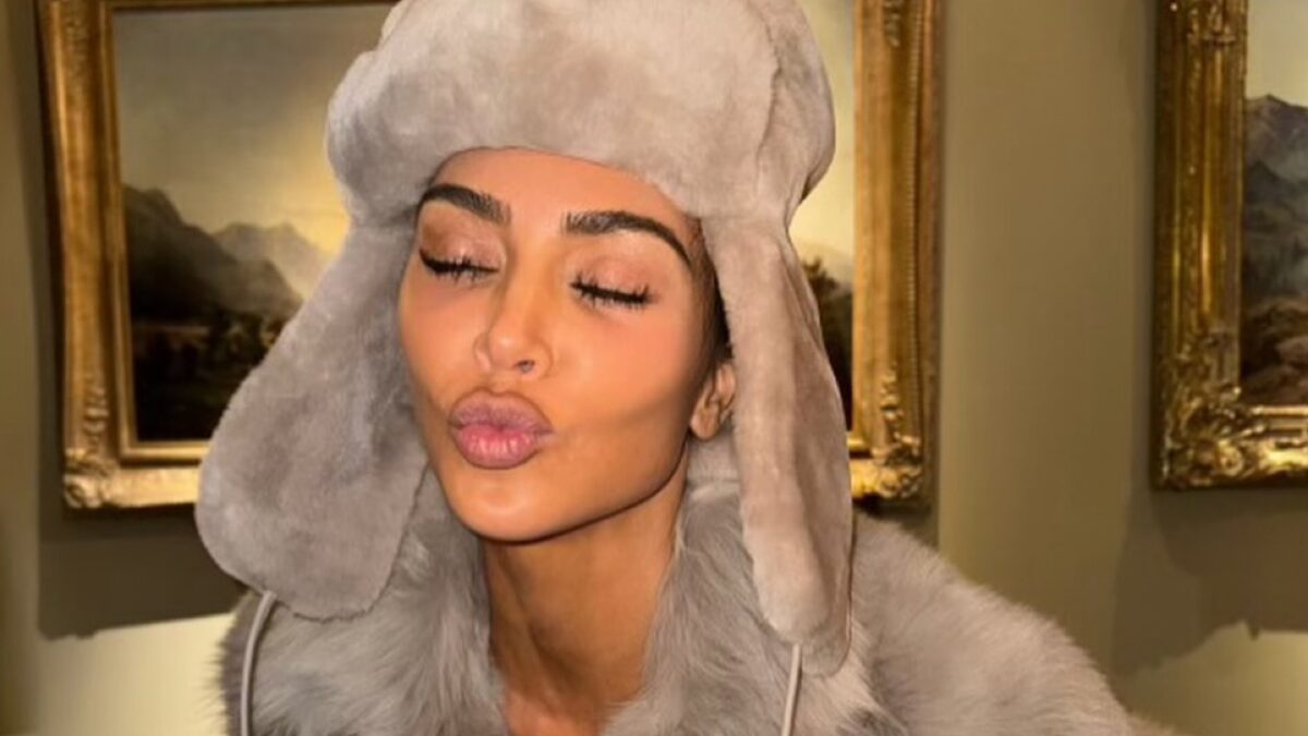 Kim Kardashian indossa il lussuoso coordinato di pelliccia ed è polemica