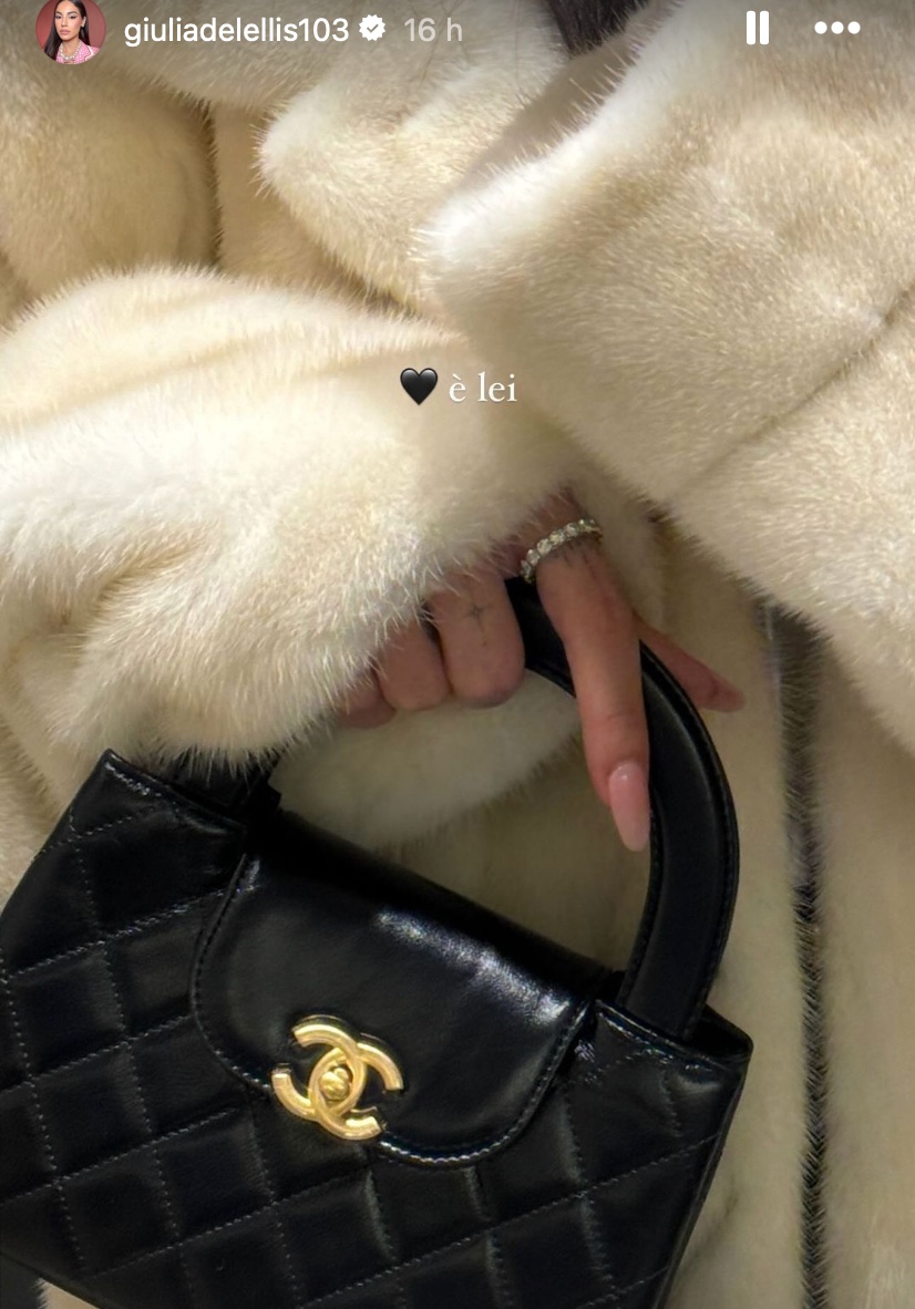 Galleria foto 'Giulia De Lellis sceglie la Chanel super chic, che costa un occhio della testa' - foto 1