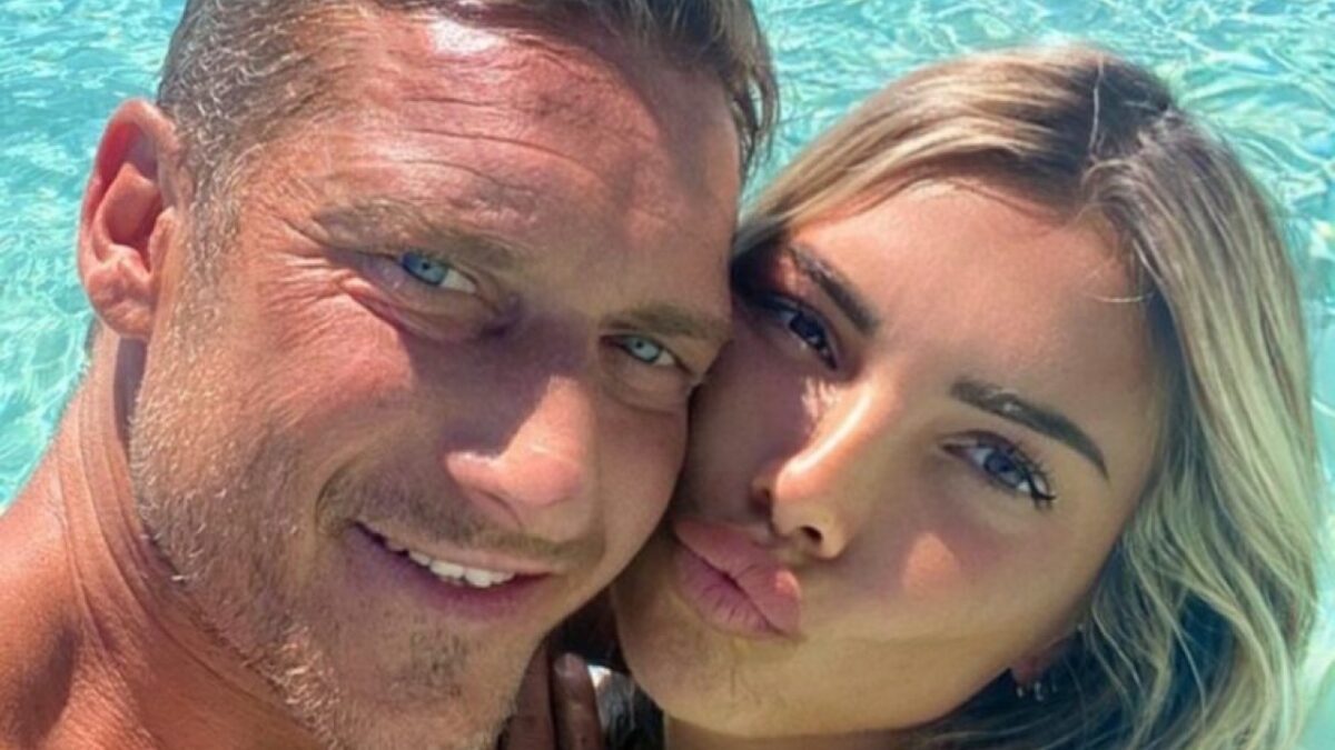 Francesco Totti e Noemi Bocchi, Look griffati per il red carpet di coppia: quanto hanno speso?