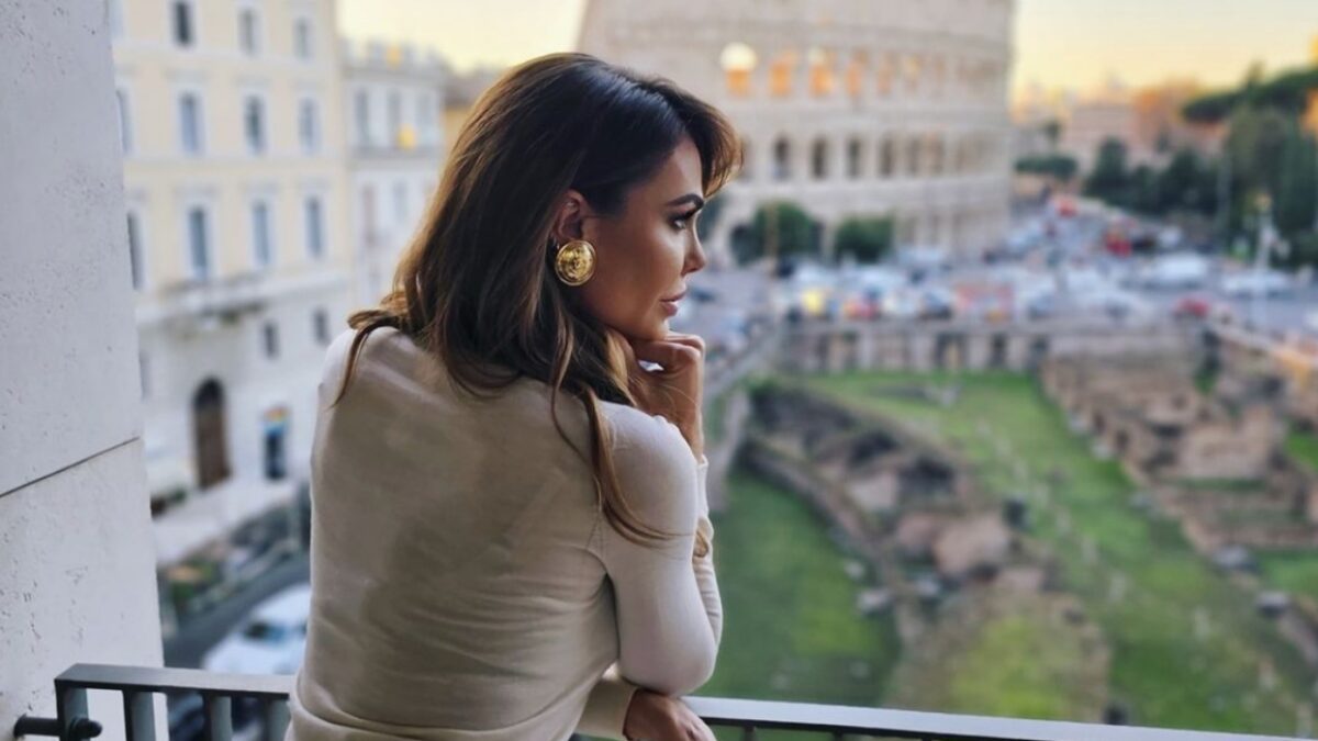 Ilary Blasi, il Look per il firma copie del suo Libro vale oltre 4mila euro