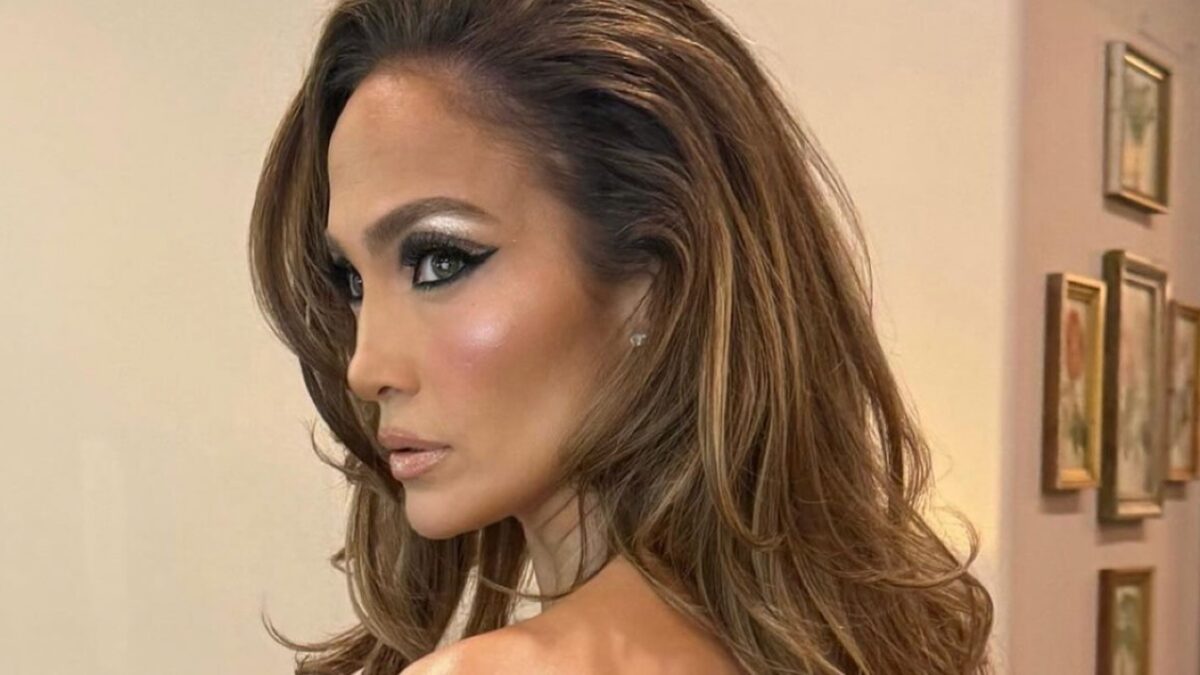 Jennifer Lopez sul red carpet con gli Orecchini preziosi che costano un capitale!