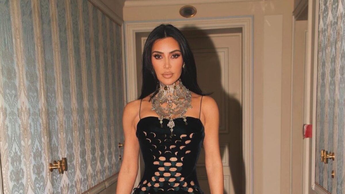Kim Kardashian, per il compleanno della figlia indossa gli stivali Firmati più stravaganti del momento