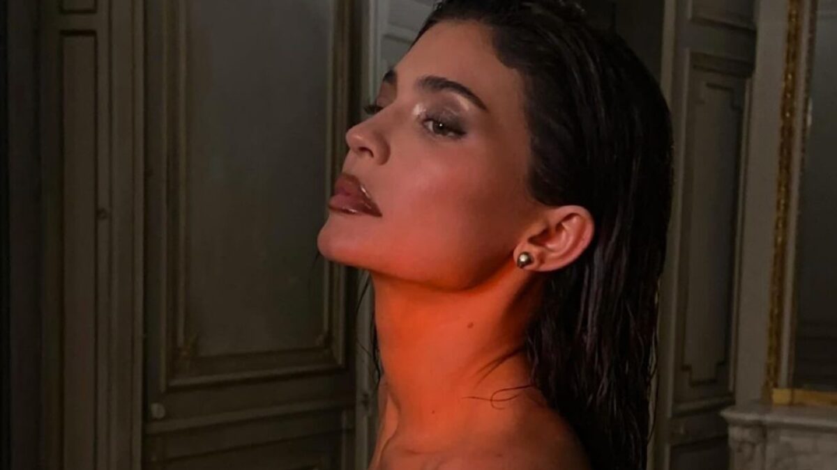 Kylie Jenner si presenta alla sfilata di Jacquemus con un cappotto super costoso