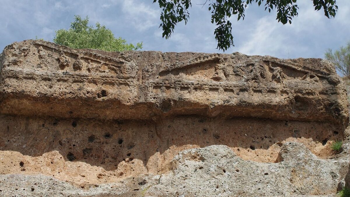 Lo chiamano la Petra d’Italia, è un Borgo spettacolare della provincia viterbese…