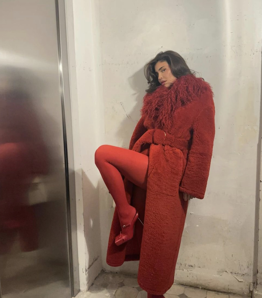 Galleria foto 'Kylie Jenner si presenta alla sfilata di Jacquemus con un cappotto super costoso' - foto 1