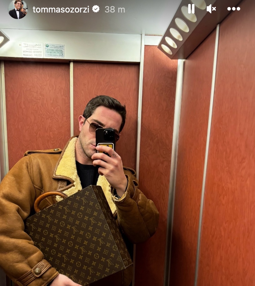 Galleria foto 'Tommaso Zorzi sfoggia la valigetta di lusso, che costo!' - foto 1