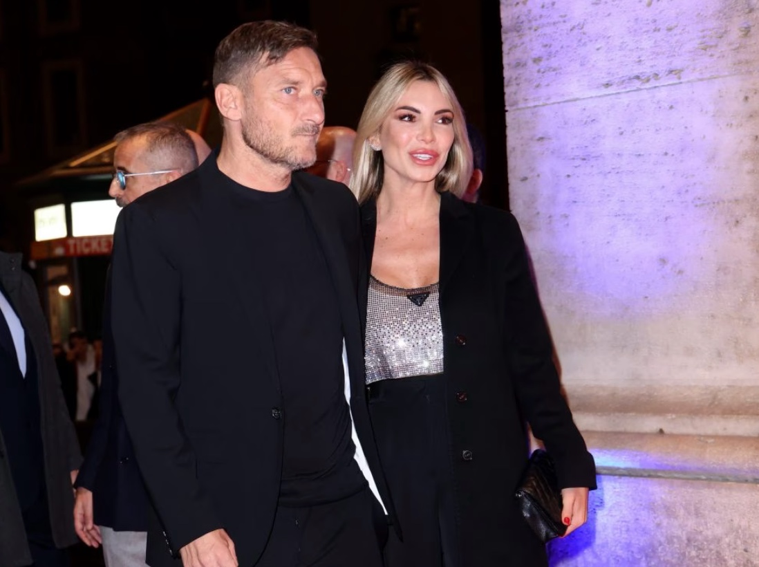 Galleria foto 'Francesco Totti e Noemi Bocchi, Look griffati per il red carpet di coppia: quanto hanno speso?' - foto 1